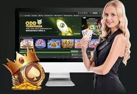 Pengguna membaca syarat promosi di ponsel